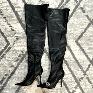 CRYSTAL BOW DETAIL FAUX LEATHER POINTED TOE OVER KNEE BOOTS BLACK SIZE 8.5 WOMEN
